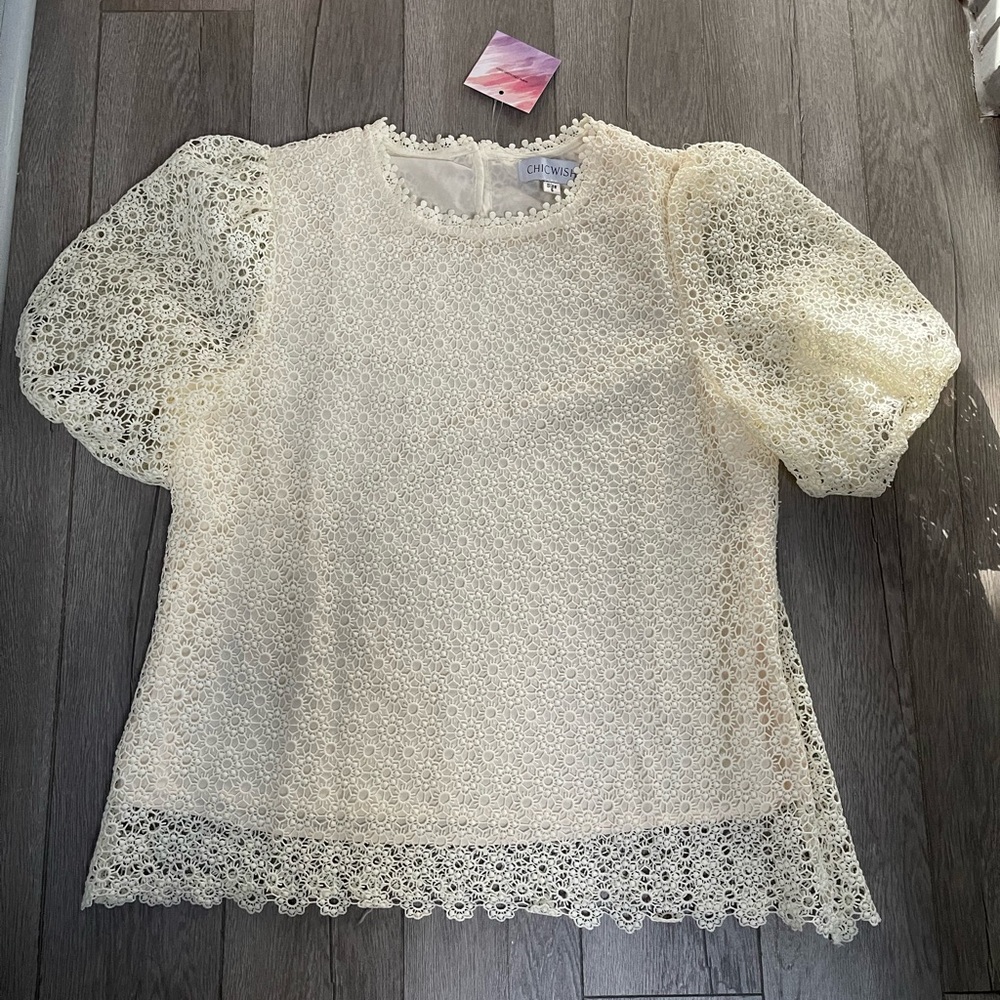 Daisy Crochet Short-Sleeve Crop Top in Cream
